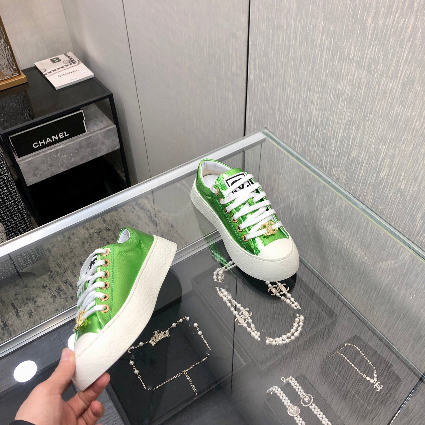 CASUAL SNEAKER IN EMERALD GREEN METALLIC LAMBSKIN WITH GOLD LOGO - 35
