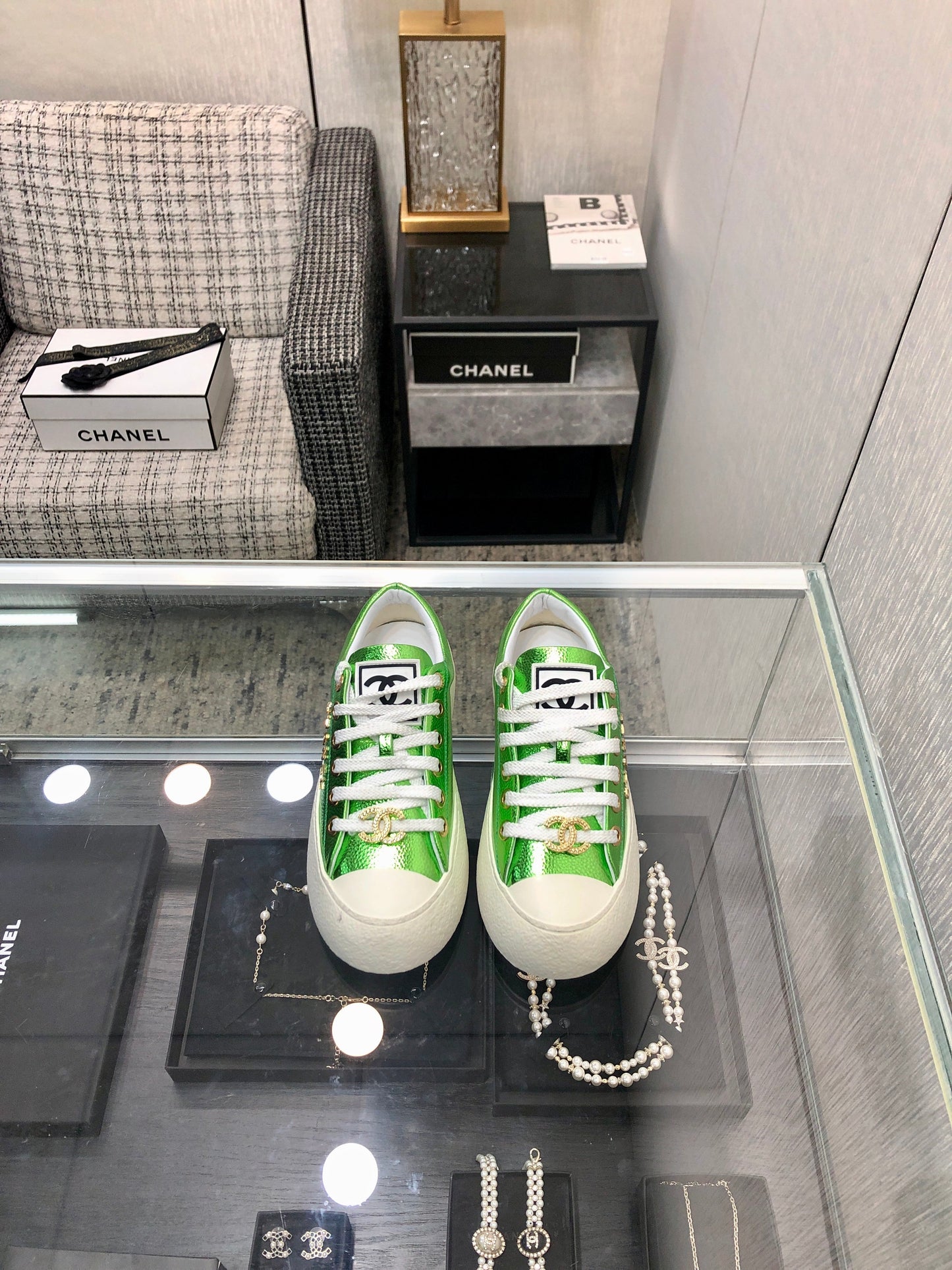 CASUAL SNEAKER IN EMERALD GREEN METALLIC LAMBSKIN WITH GOLD LOGO - 35