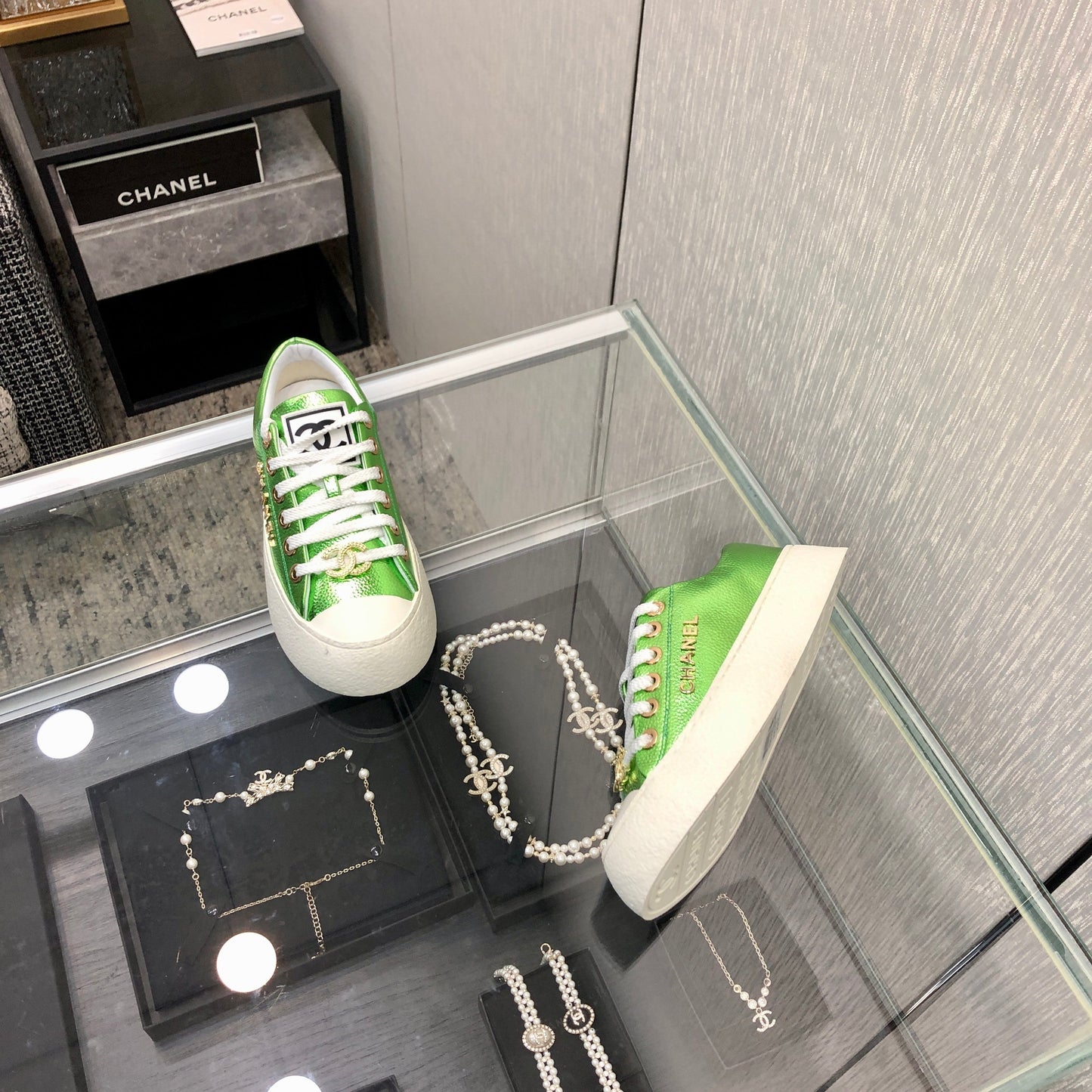 CASUAL SNEAKER IN EMERALD GREEN METALLIC LAMBSKIN WITH GOLD LOGO - 35