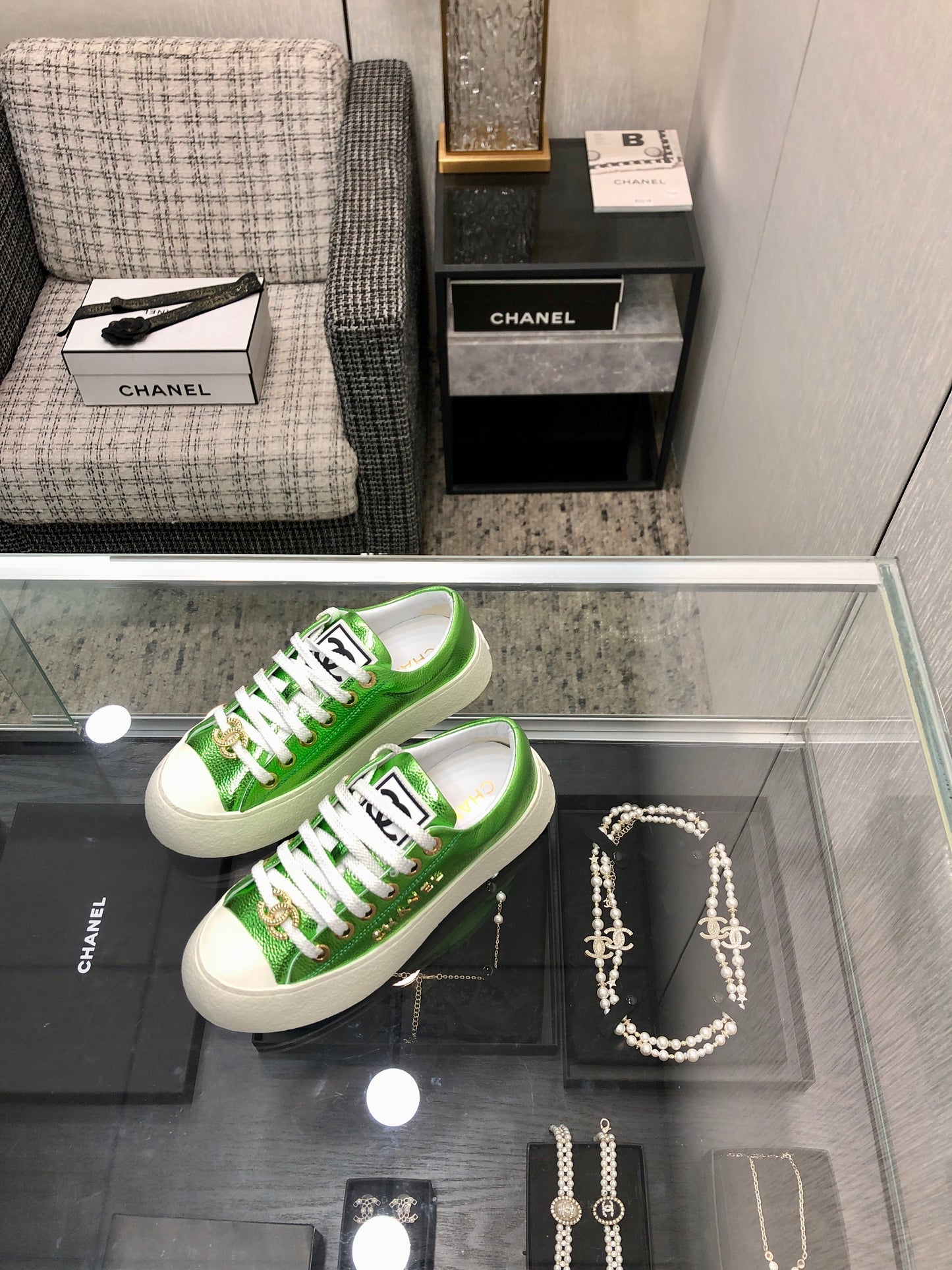 CASUAL SNEAKER IN EMERALD GREEN METALLIC LAMBSKIN WITH GOLD LOGO - 35