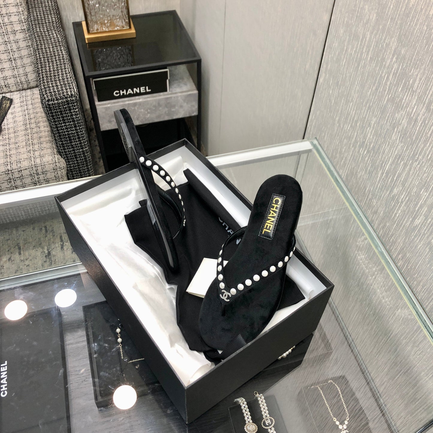 THONG SLIDE IN BLACK SUEDE WITH WHITE DOT - 35