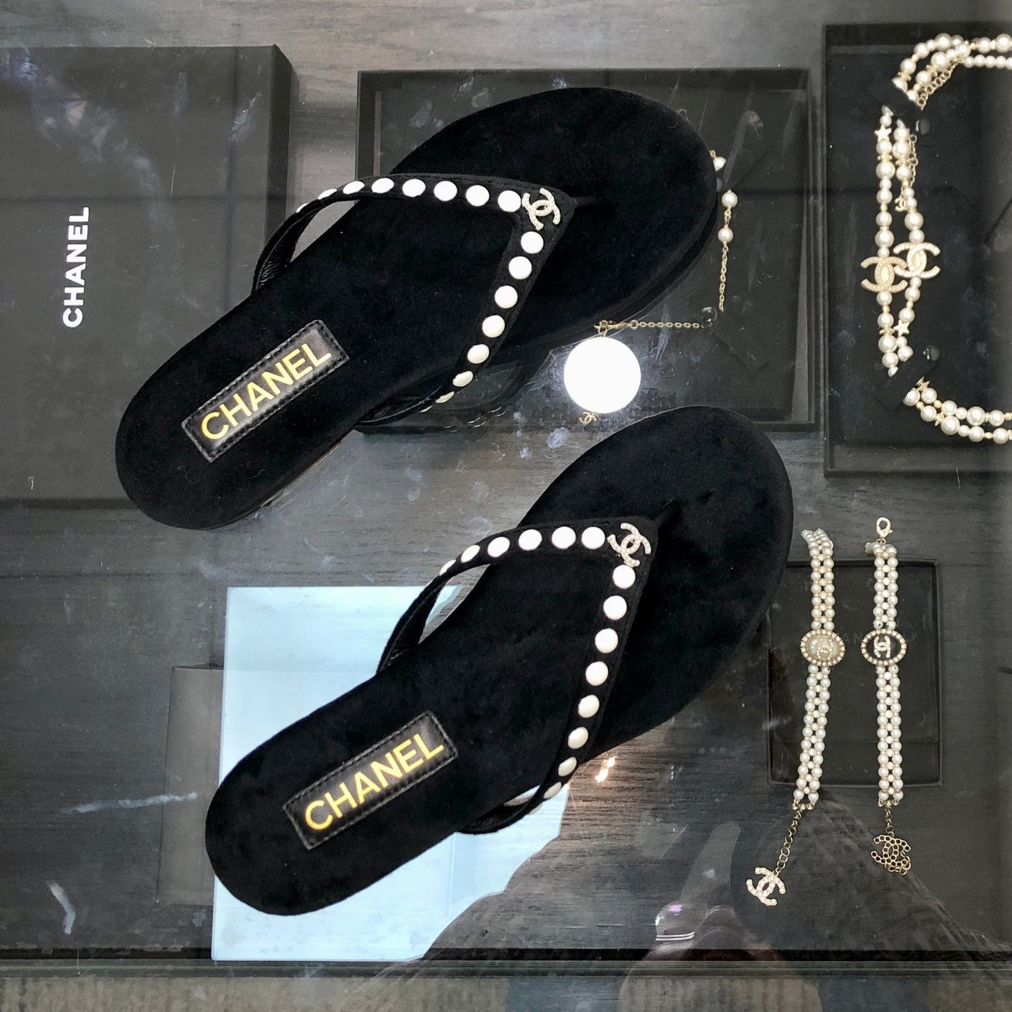 THONG SLIDE IN BLACK SUEDE WITH WHITE DOT - 35