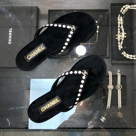 THONG SLIDE IN BLACK SUEDE WITH WHITE DOT - 35
