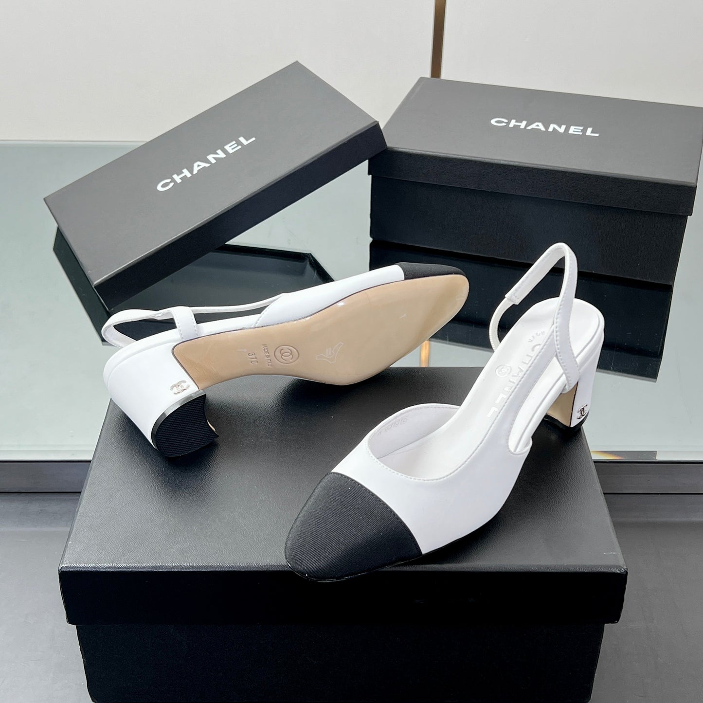 CC SLINGBACK 25S 65 MM IN WHITE LAMBSKIN AND BLACK FABRIC - 35