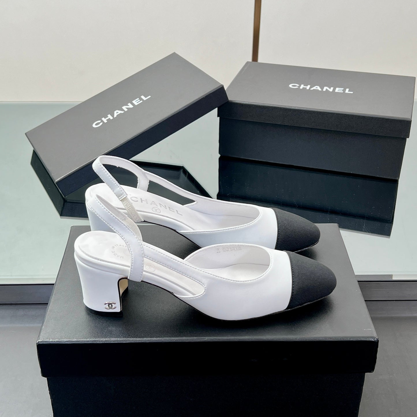 CC SLINGBACK 25S 65 MM IN WHITE LAMBSKIN AND BLACK FABRIC - 35