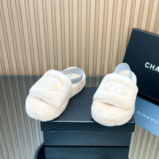 CHANEL 25S THICK-SOLED FURRY SLIPPERS WITH ELASTIC STRAPS IN BEIGE FUR - 35