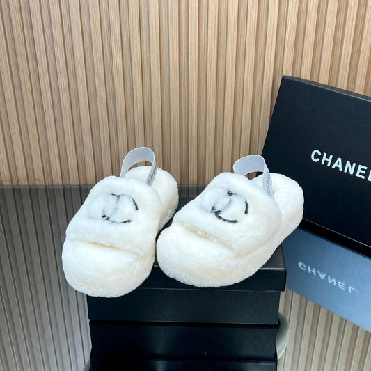CHANEL 25S THICK-SOLED FURRY SLIPPERS WITH ELASTIC STRAPS IN WHITE FUR - 35