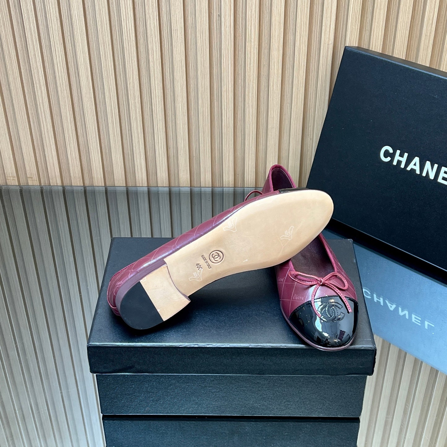 CHANEL 25S BALLET FLATS 20MM IN DEEP PLUM AND BLACK CALFSKIN GLOSSY WITH BOW - 35