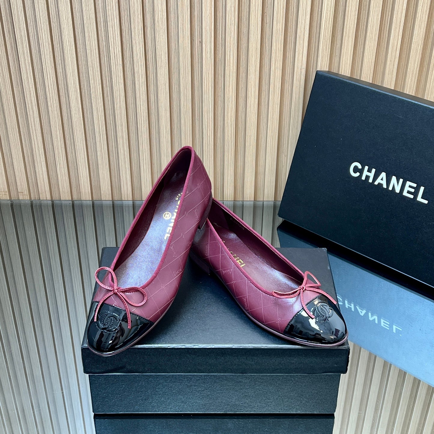 CHANEL 25S BALLET FLATS 20MM IN DEEP PLUM AND BLACK CALFSKIN GLOSSY WITH BOW - 35
