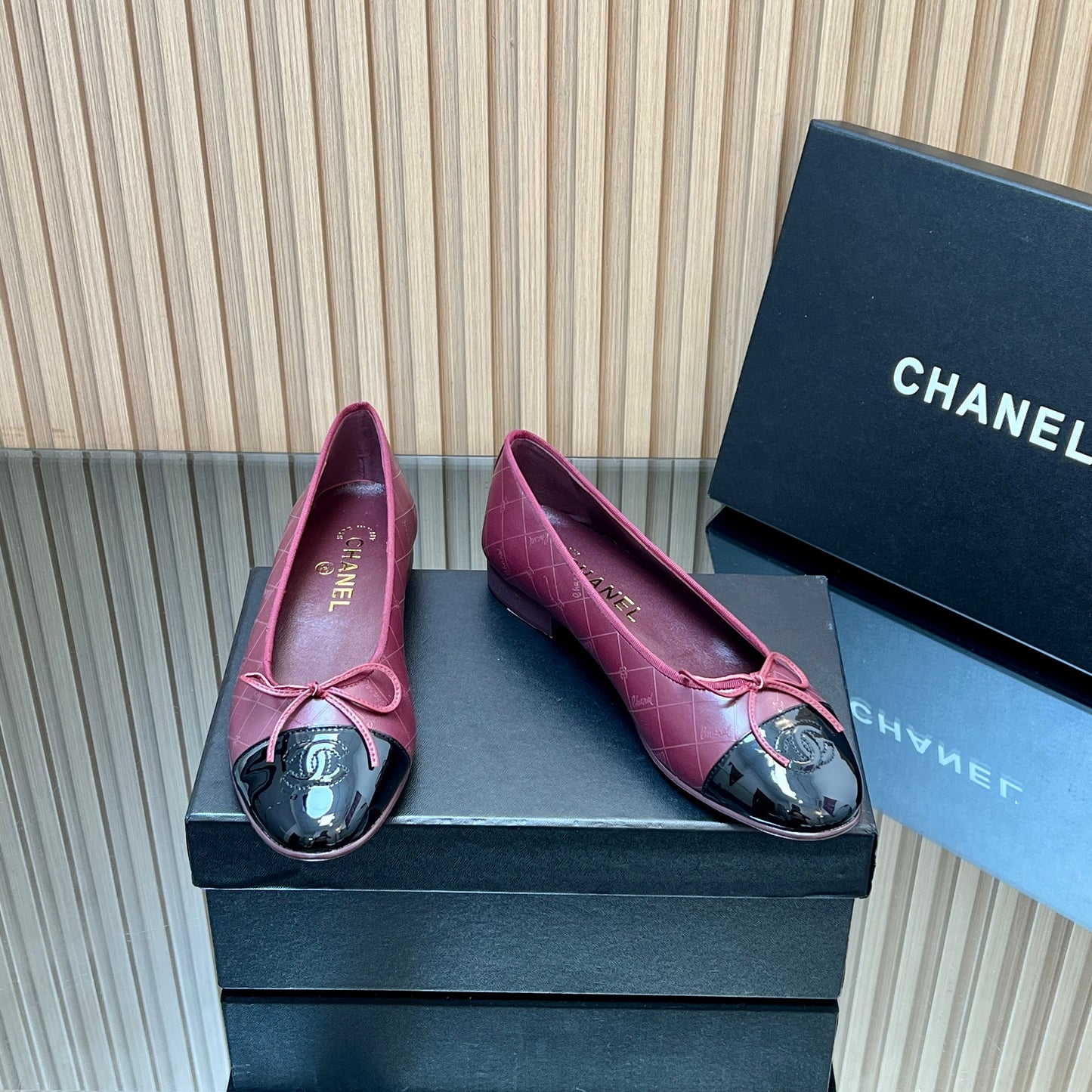 CHANEL 25S BALLET FLATS 20MM IN DEEP PLUM AND BLACK CALFSKIN GLOSSY WITH BOW - 35