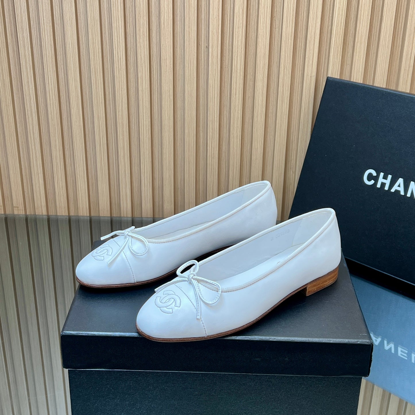 CHANEL 25S BALLET FLATS 20MM IN WHITE CALFSKIN WITH BOW - 35