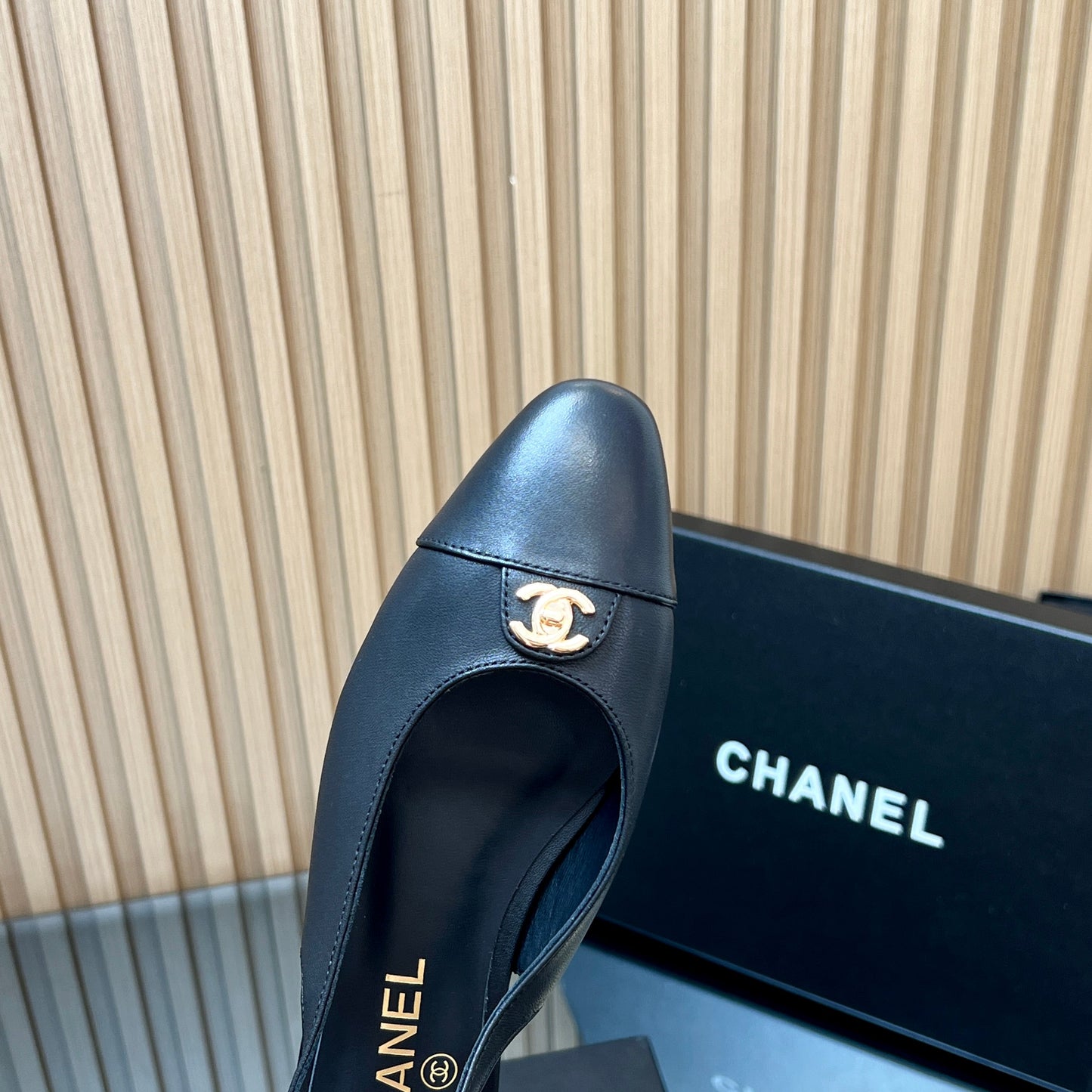 CHANEL 25S SLINGBACK FLATS IN BLACK CALFSKIN GOLD HARDWRE - 35