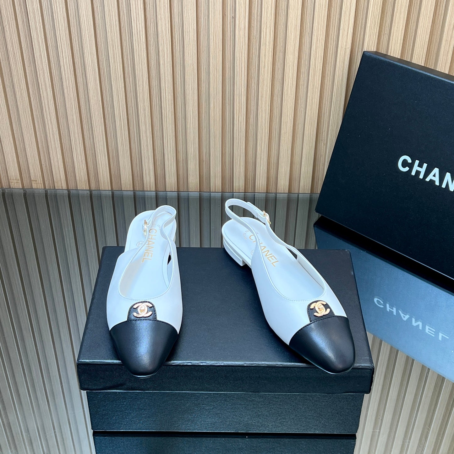 CHANEL 25S SLINGBACK FLATS IN WHITE CALFSKIN GOLD HARDWRE - 35