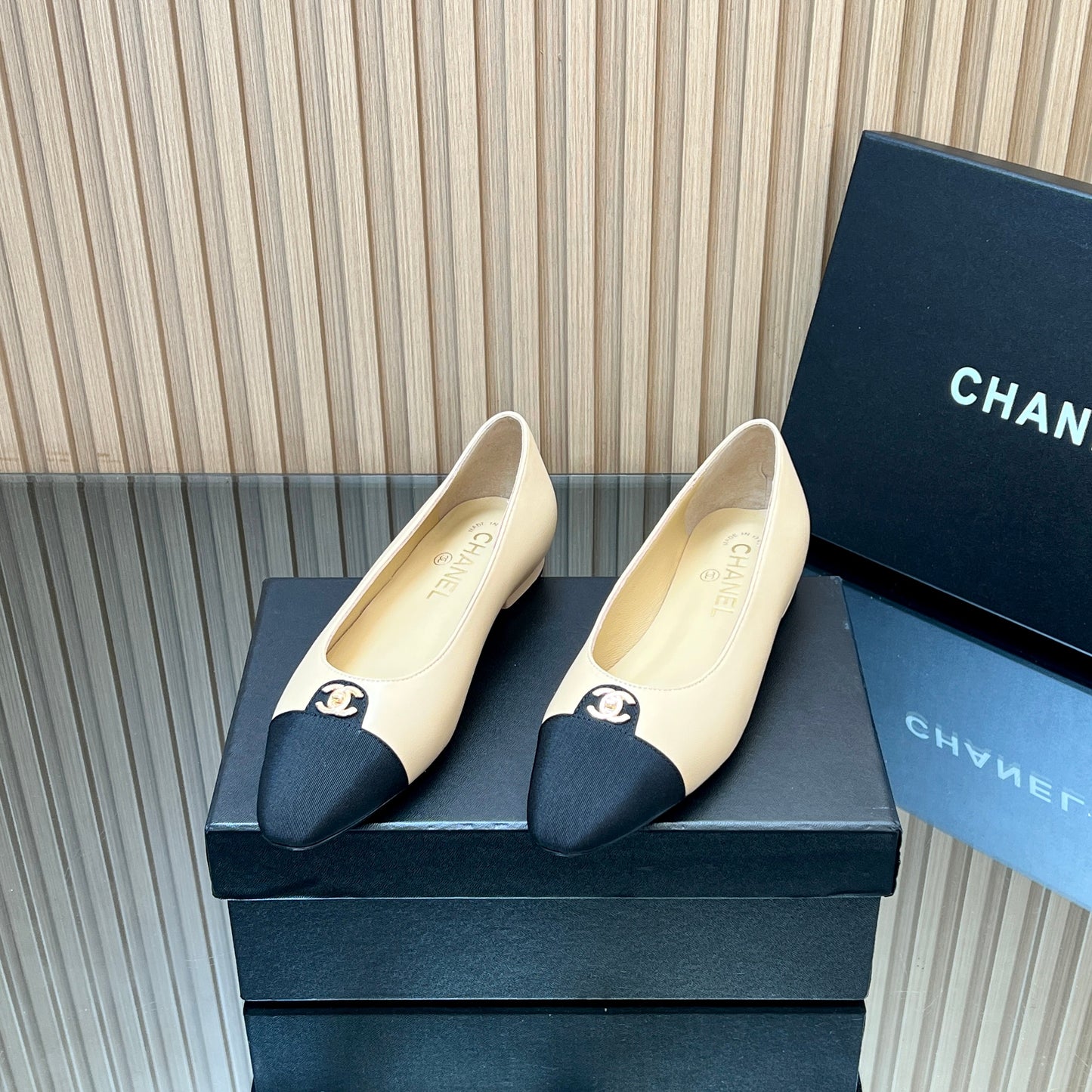 CHANEL 25S BALLET FLATS LOGO IN BEIGE CALFSKIN AND BLACK CANVAS GOLD HARDWRE - 35