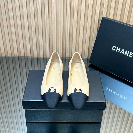 БАЛЕТКИ CHANEL 25S З ЛОГОТИПОМ З БЕЖЕВОЇ ШКІРИ ТА ЧОРНОГО КАНВАСУ З ЗОЛОТОЮ ФУРНІТУРОЮ - 35