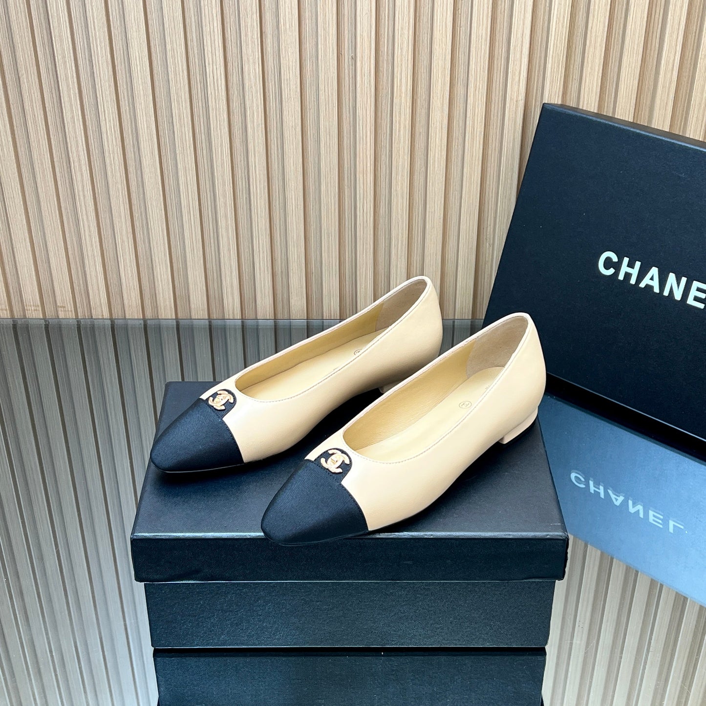 CHANEL 25S BALLET FLATS LOGO IN BEIGE CALFSKIN AND BLACK CANVAS GOLD HARDWRE - 35