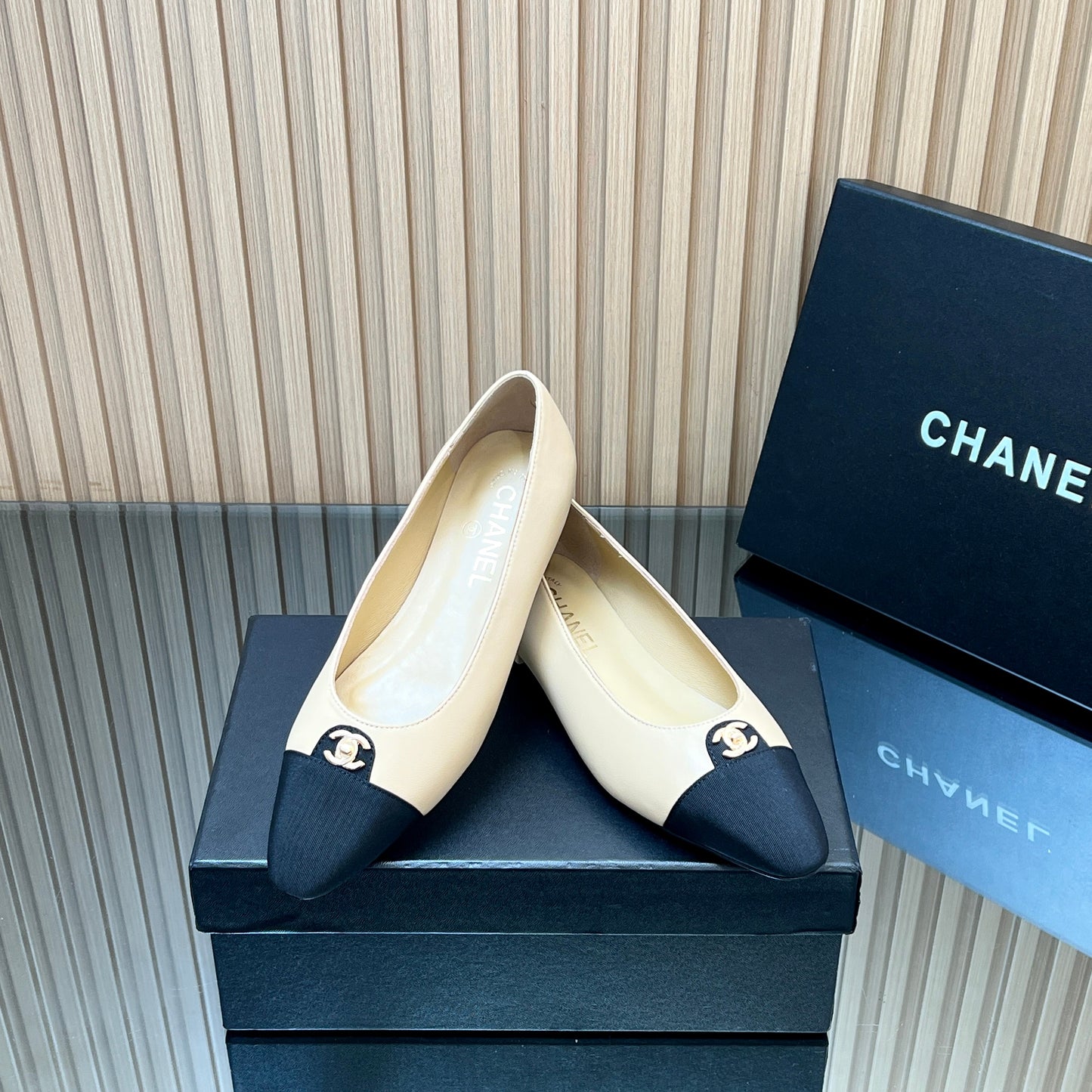 CHANEL 25S BALLET FLATS LOGO IN BEIGE CALFSKIN AND BLACK CANVAS GOLD HARDWRE - 35