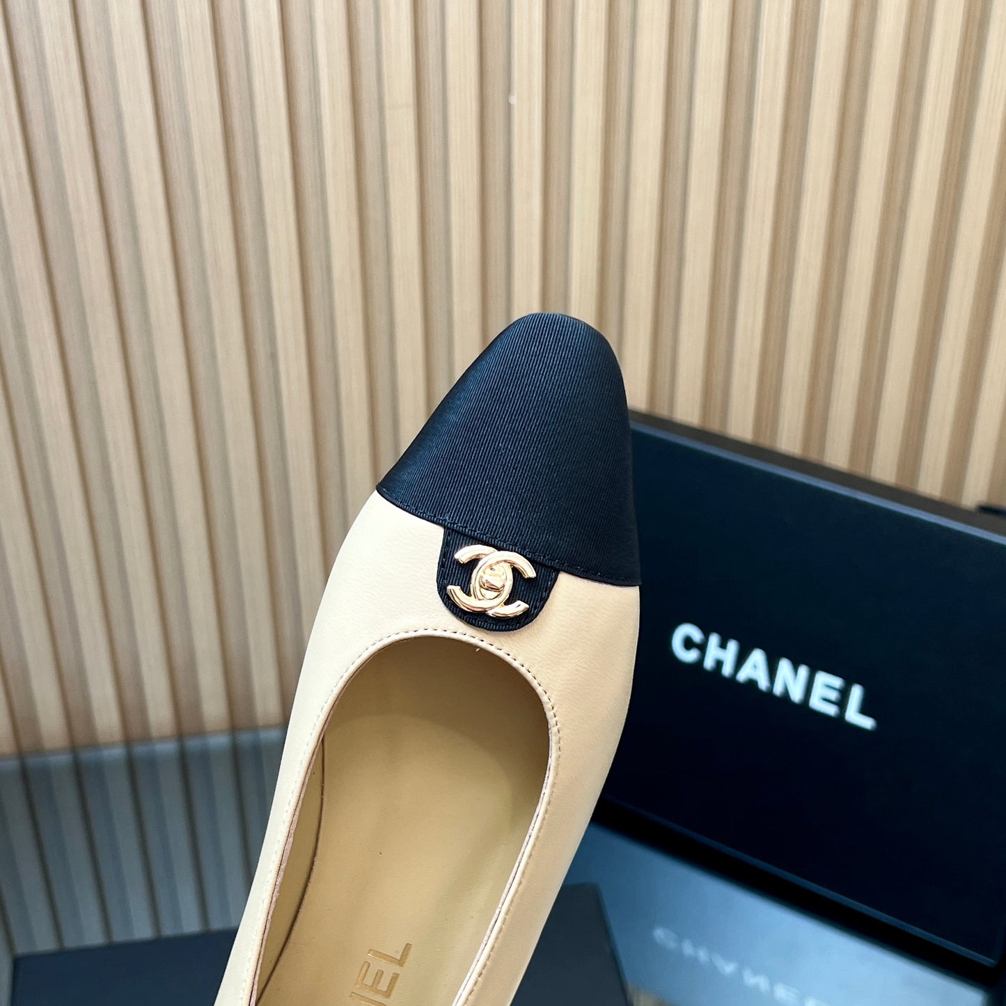 CHANEL 25S BALLET FLATS LOGO IN BEIGE CALFSKIN AND BLACK CANVAS GOLD HARDWRE - 35