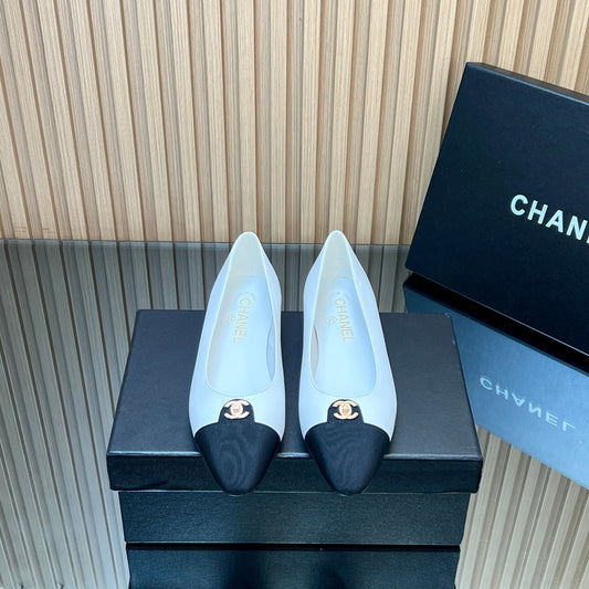 БАЛЕТКИ CHANEL 25S З ЛОГОТИПОМ З БІЛОЇ ТЕЛЯЧОЇ ШКІРИ ТА ЧОРНОГО ПОЛОТНА, ЗОЛОТА ФУРНІТУРА - 35