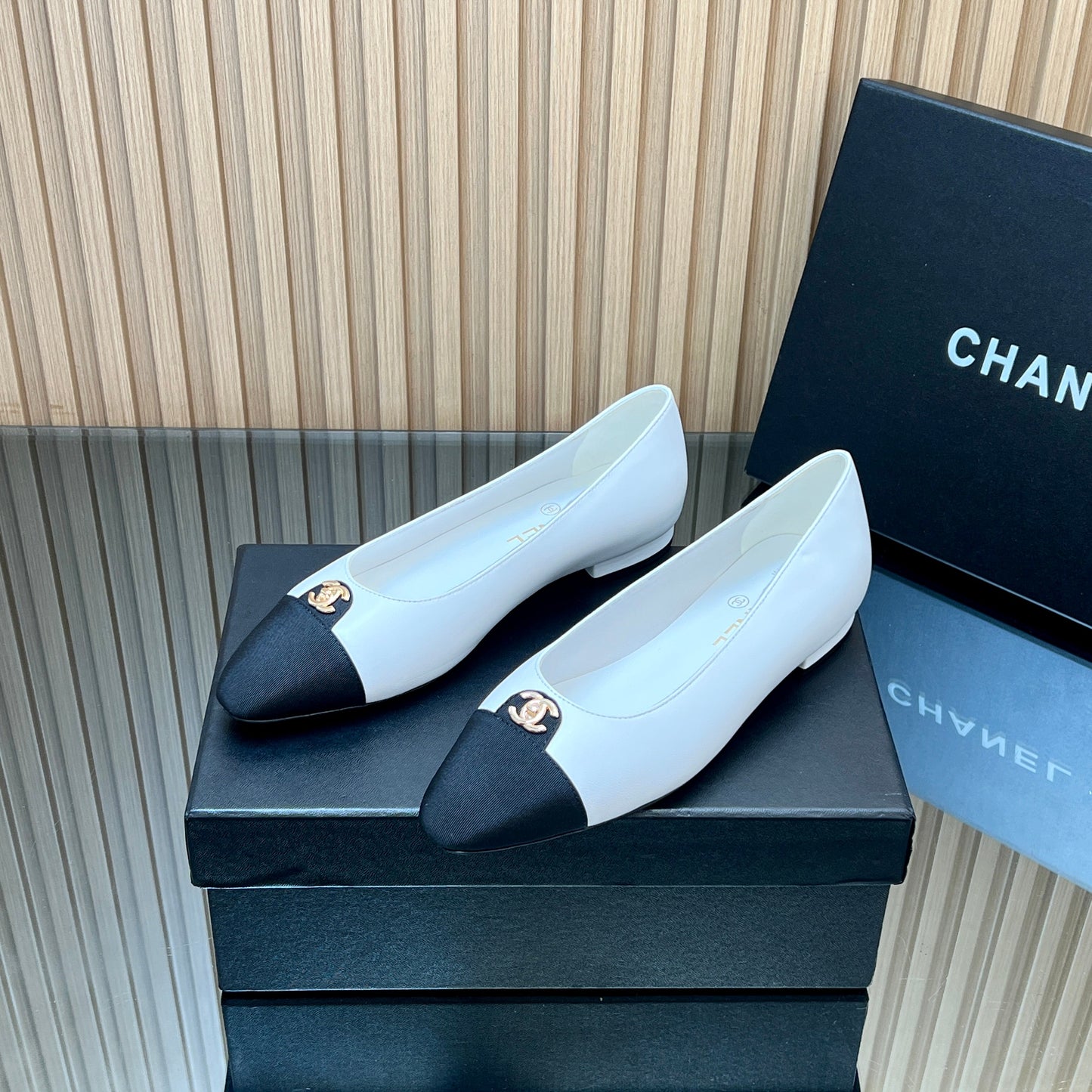 CHANEL 25S BALLET FLATS LOGO IN WHITE CALFSKIN AND BLACK CANVAS GOLD HARDWRE - 35