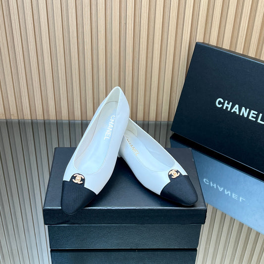 БАЛЕТКИ CHANEL 25S З ЛОГОТИПОМ З БІЛОЇ ТЕЛЯЧОЇ ШКІРИ ТА ЧОРНОГО КАНВАСУ ІЗ ЗОЛОТОЮ ФУРНІТУРОЮ