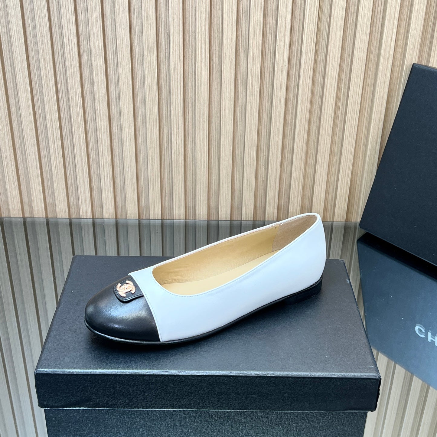 CHANEL 25S BALLET FLATS IN WHITE AND BLACK LAMBSKIN GOLD HARDWRE - 35