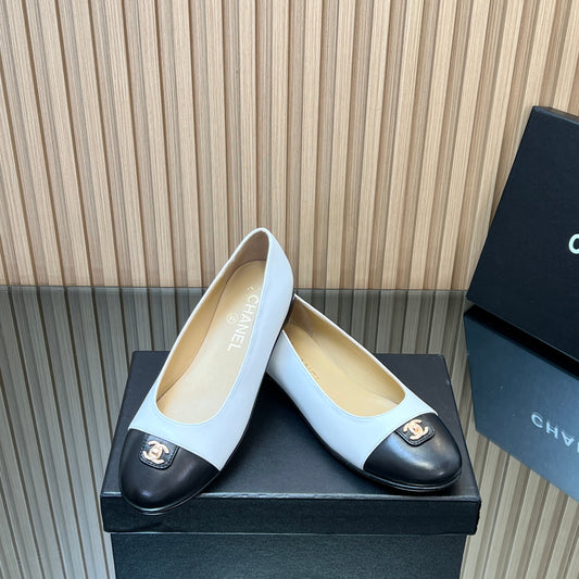 БАЛЕТКИ CHANEL 25S З БІЛОЇ ТА ЧОРНОЇ ОВЕЧОЇ ШКІРИ З ФУРНІТУРОЮ ЗІ ЗОЛОТА