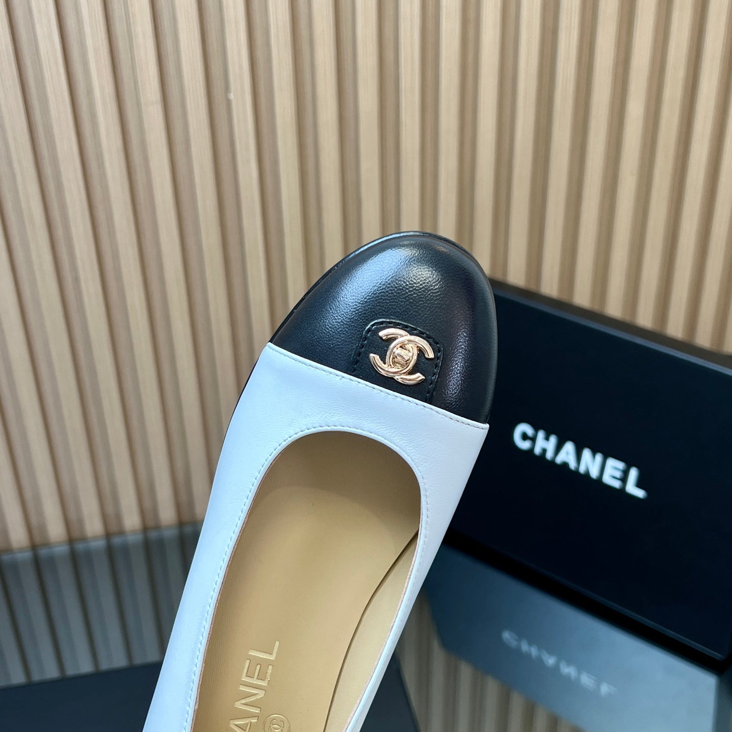 CHANEL 25S BALLET FLATS IN WHITE AND BLACK LAMBSKIN GOLD HARDWRE - 35