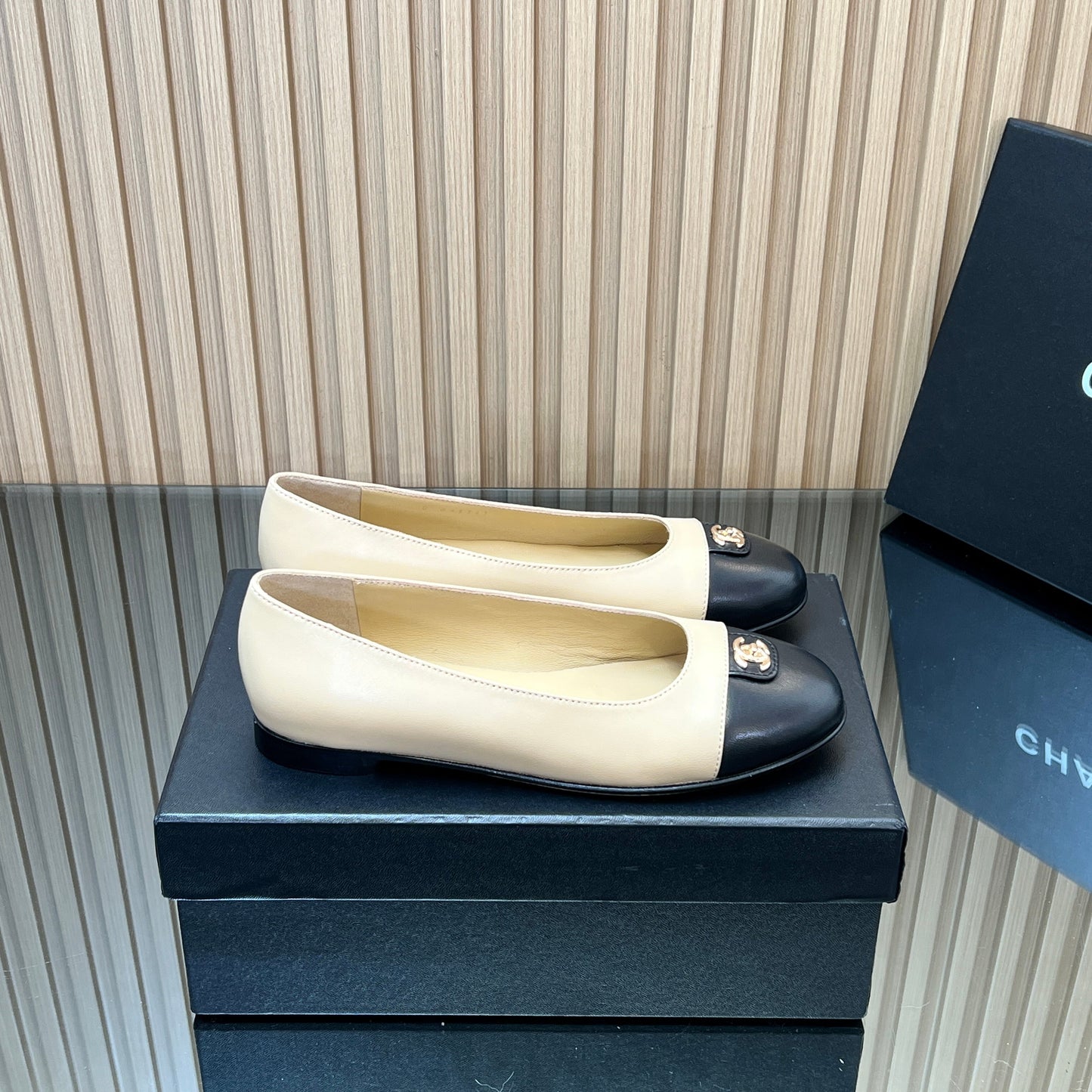 CHANEL 25S BALLET FLATS IN BEIGE AND BLACK LAMBSKIN GOLD HARDWRE - 35