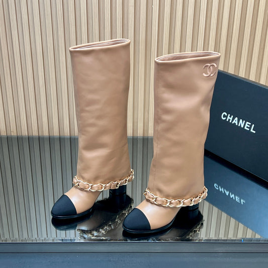 ЧОБОТИ CHANEL 25S НА ПІДБОРАХ 65 ММ З БЕЖЕВОЇ ТЕЛЯЧОЇ ШКІРИ ІЗ ЗОЛОТОЮ ФУРНІТУРОЮ — 35