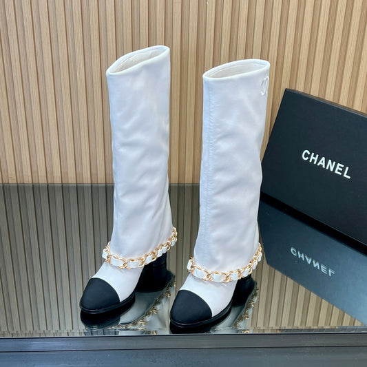 CHANEL 25S ВИСОКІ ЧОБОТИ НА ПІДБОРАХ 65 ММ З БІЛОЇ ТЕЛЯЧОЇ ШКІРИ ІЗ ЗОЛОТОЮ ФУРНІТУРОЮ