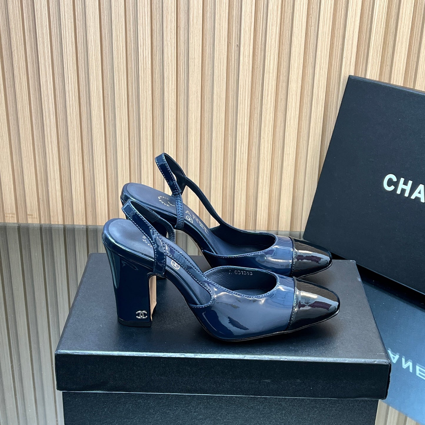 CHANEL 25S SLINGBACK SHOES IN BLUE AND BLACK GLOSSY CALFSKIN - 35