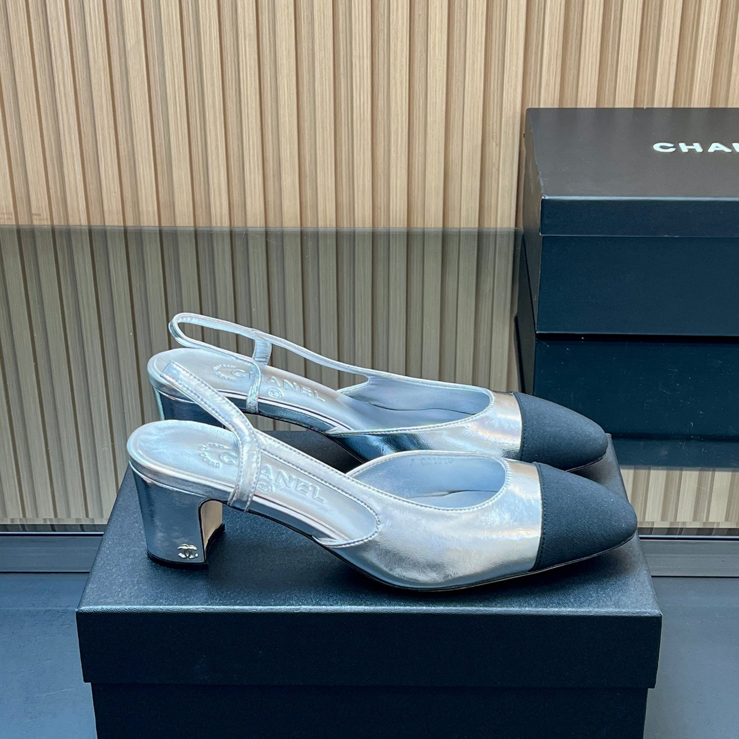 CHANEL 25S SLINGBACK SHOES IN SILVER AND BLACK CALFSKIN - 35