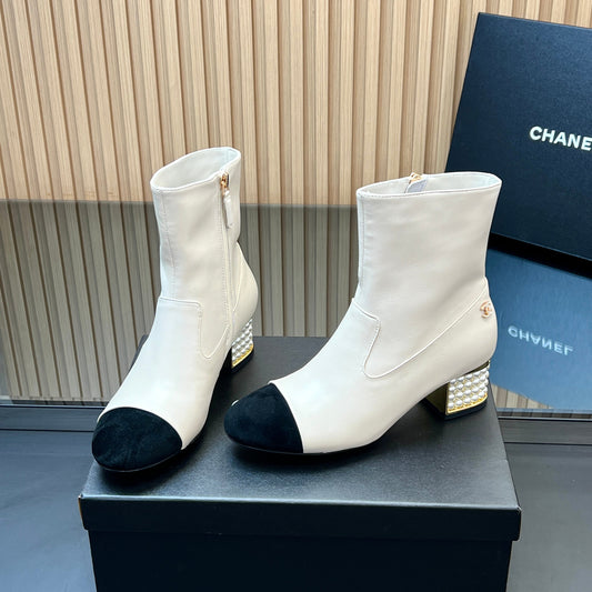 CHANEL 25S ВИСОКІ ЧОБОТИ З ПЕРЛАМИ 50 ММ З БІЛОЇ ТЕЛЯЧОЇ ШКІРИ ТА ЧОРНОЇ ЗАМШІ - 35