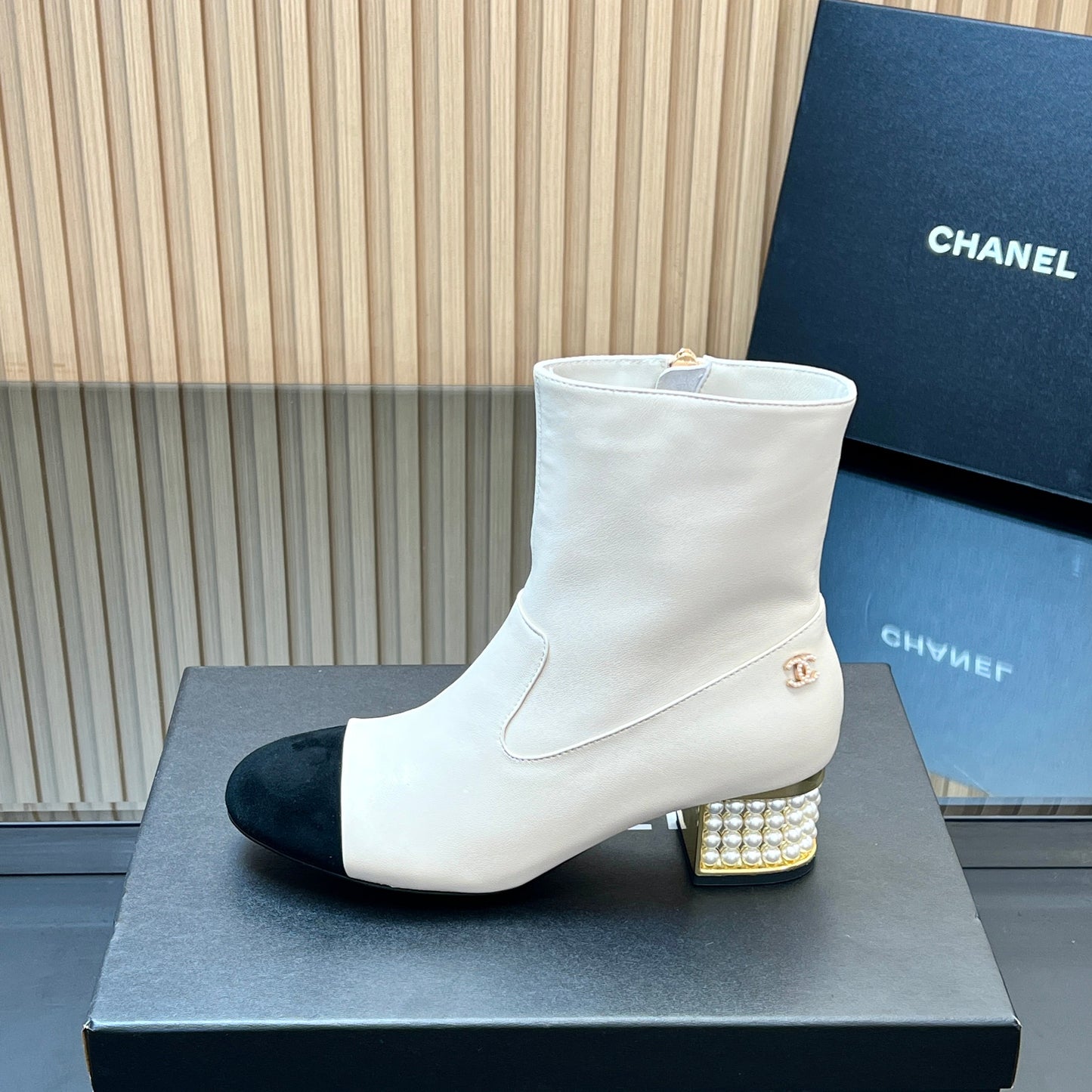 CHANEL 25S TALL BOOTS WITH PEARL DETAILS 50MM IN WHITE CALFSKIN AND BLACK SUEDE - 35