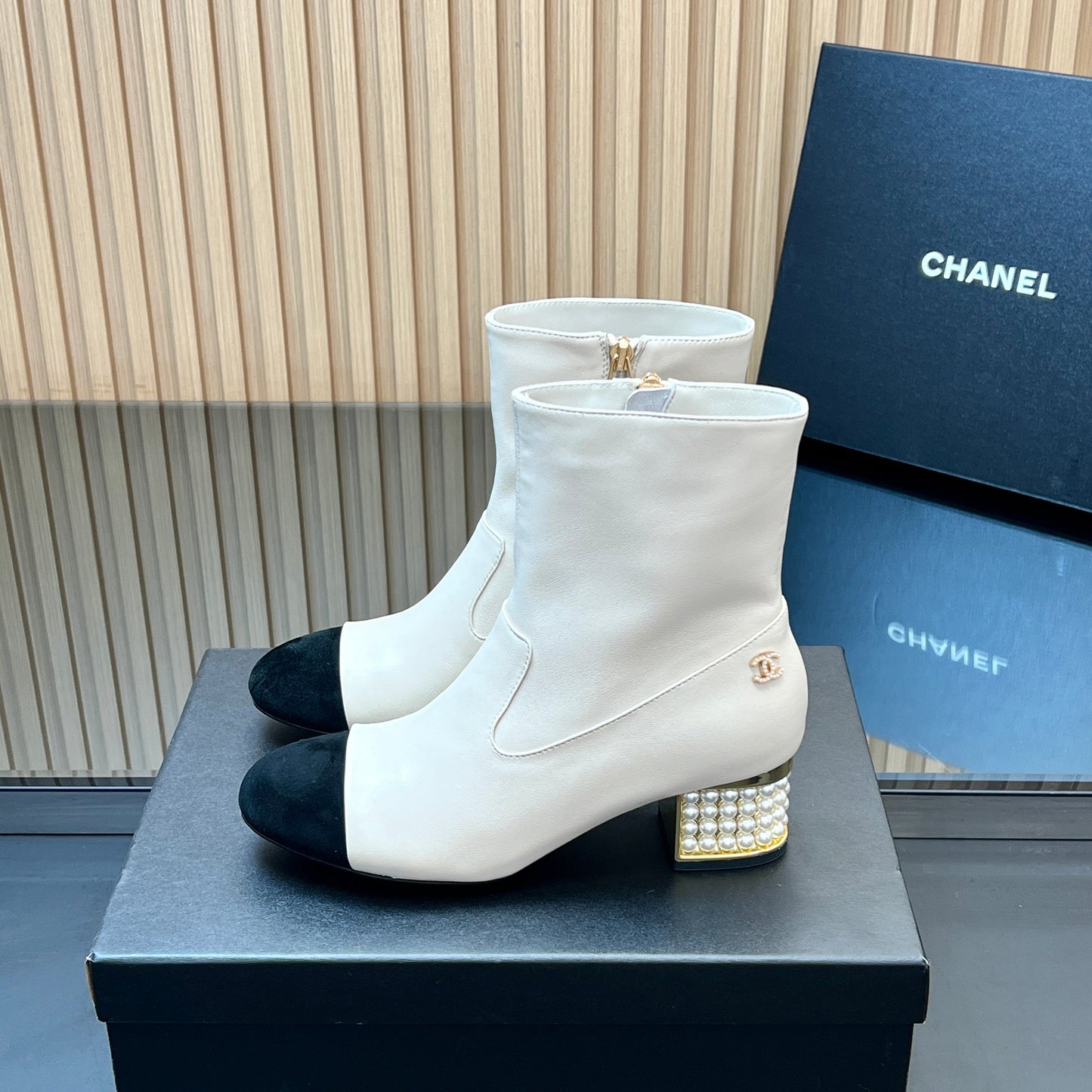 CHANEL 25S TALL BOOTS WITH PEARL DETAILS 50MM IN WHITE CALFSKIN AND BLACK SUEDE - 35