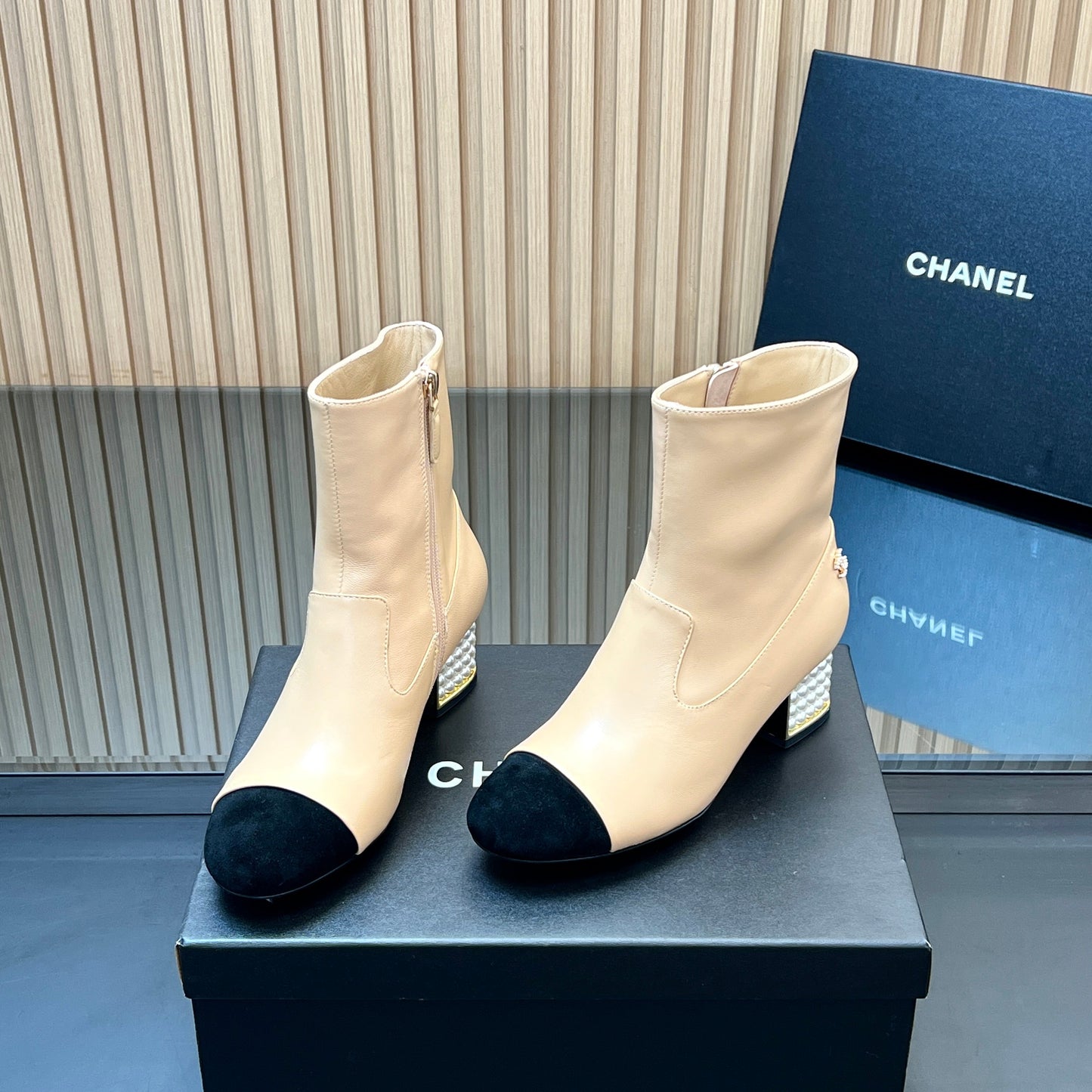 CHANEL 25S TALL BOOTS WITH PEARL DETAILS 50MM IN BEIGE CALFSKIN AND BLACK SUEDE - 35