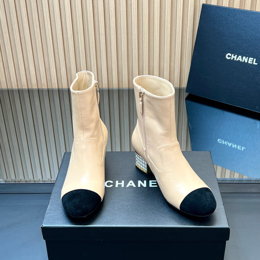 CHANEL 25S ВИСОКІ ЧОБОТИ З ПЕРЛОВИМ ОЗДОБЛЕННЯМ 50ММ З БЕЖЕВОЇ ТЕЛЯЧОЇ ШКІРИ ТА ЧОРНОЇ ЗАМШІ - 35