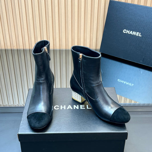 ЧОБОТИ CHANEL 25S 50 ММ З ПЕРЛИНАМИ, З ЧОРНОЇ ЗАМШІ ТА ТЕЛЯЧОЇ ШКІРИ - 35