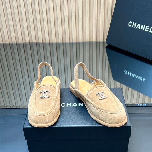 CHANEL 25S МЮЛІ З РЕМІНЦЕМ НА П'ЯТІ 15 ММ ЗІ СВІТЛО-КОРИЧНЕВОЇ ЗАМШІ ЗІ СРІБНОЮ ФУРНІТУРОЮ
