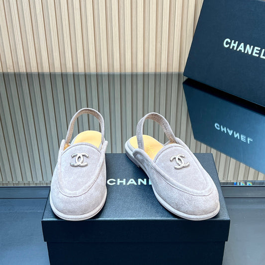 CHANEL 25S МЮЛІ НА РЕМІНЦІ 15 ММ ЗІ СВІТЛО-СІРОЇ ЗАМШІ, СРІБНА ФУРНІТУРА