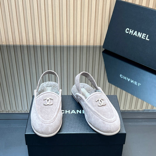 CHANEL 25S МЮЛІ НА РЕМІНЦІ 15 ММ ЗІ СВІТЛО-ФІОЛЕТОВОЇ ЗАМШІ ТА ВОВНИ З ФУРНІТУРОЮ СРІБНОГО КОЛЬОРУ