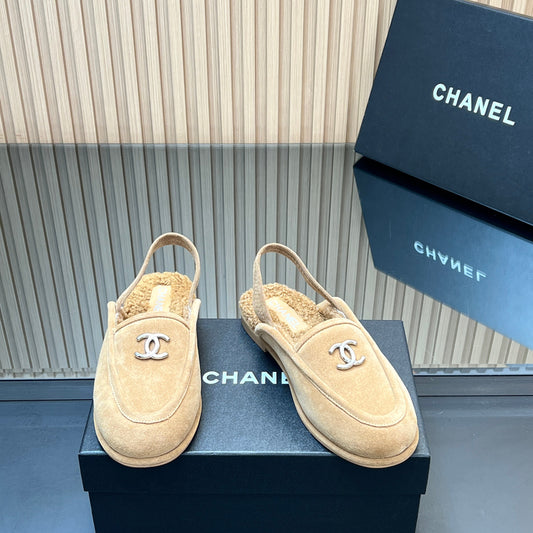 CHANEL 25S МЮЛІ НА РЕМІНЦІ ЗЗАДУ 15 ММ ЗІ СВІТЛО-КОРИЧНЕВОЇ ЗАМШІ ТА ВОВНИ ЗІ СРІБНОЮ ФУРНІТУРОЮ