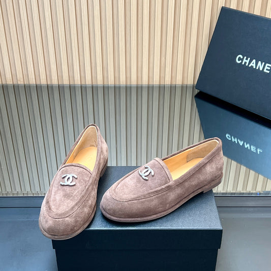 ЛОФЕРИ CHANEL 25S TEDDY 15 ММ З ЗАМШІ КОЛЬОРУ ТАУП ТА СРІБНОЮ ФУРНІТУРОЮ
