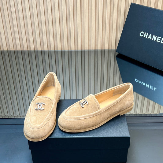CHANEL 25S ТЕДДІ ЛОФЕРИ 15 ММ ЗІ СВІТЛО-КОРИЧНЕВОЇ ЗАМШІ З ФУРНІТУРОЮ СРІБНОГО КОЛЬОРУ