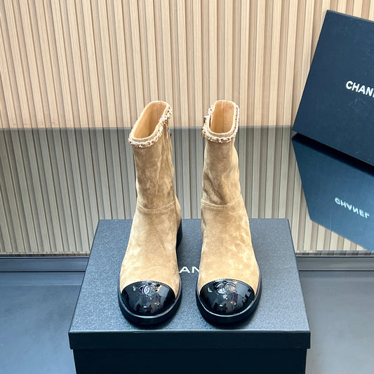 CHANEL 25S КОРОТКІ ЧОБОТИ З ЛАНЦЮЖКОМ ЗІ СВІТЛО-КОРИЧНЕВОЇ ЗАМШІ - 35