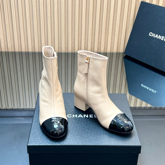 ЧОБОТИ CHANEL 25S З ЛАКОВИМ НОСКОМ 50 ММ З ТЕЛЯЧОЇ ШКІРИ БЕЖЕВОГО ТА ЧОРНОГО КОЛЬОРІВ - 35