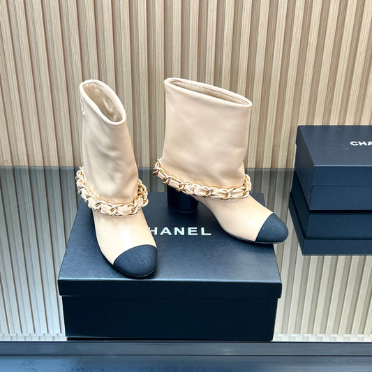 CHANEL 25S НИЗЬКІ ЧОБОТИ 65 ММ З БЕЖЕВОЇ ШКІРИ ТЕЛЯТИ З ЗОЛОТОЮ ФУРНІТУРОЮ