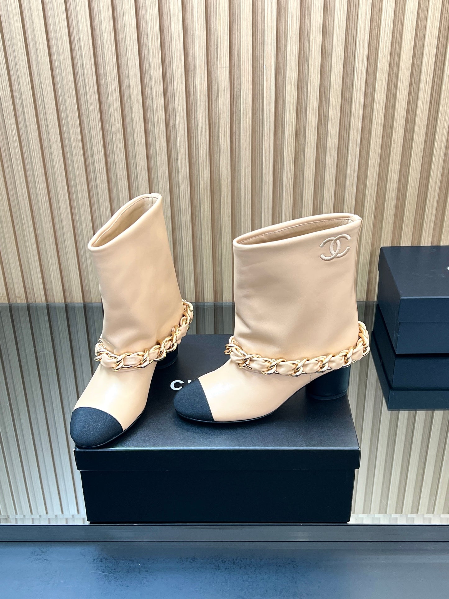 CHANEL 25S LOW BOOTS 65MM IN BEIGE CALFSKIN GOLD HARDWRE - 35