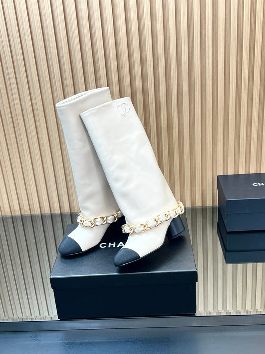 CHANEL 25S ВИСОКІ ЧОБОТИ 65ММ З БІЛОЇ ТЕЛЯЧОЇ ШКІРИ ЗІ ЗОЛОТОЮ ФУРНІТУРОЮ - 35
